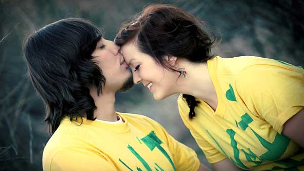 Very Cute Couple Kissing DP For Whatsapp